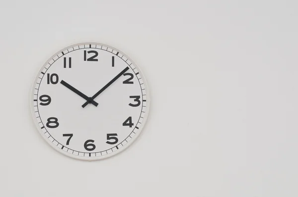 Λευκό ρολόι με μαύρο χέρια δείχνει δέκα και οκτώ — Φωτογραφία Αρχείου