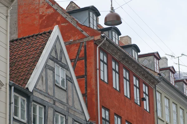 Kolorowe fasady budynków z białe ramy okienne — Zdjęcie stockowe