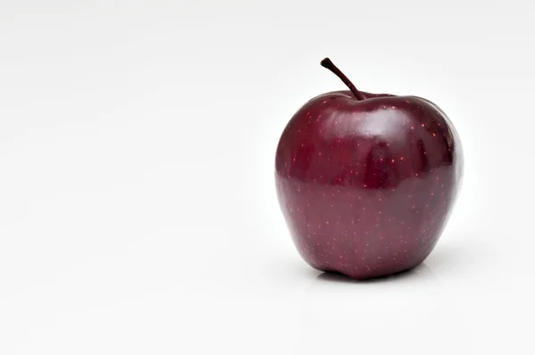 白い背景で光沢のある赤いリンゴ — ストック写真