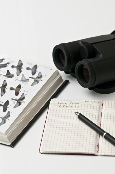 Bird watcher nástroje, dalekohledy, průvodce, tužka, notebook — Stock fotografie