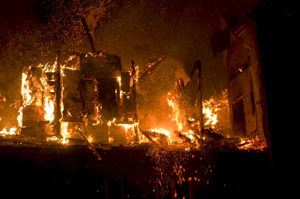 Casa em chamas — Fotografia de Stock