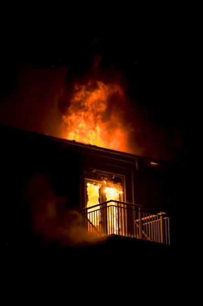 Casa en llamas —  Fotos de Stock