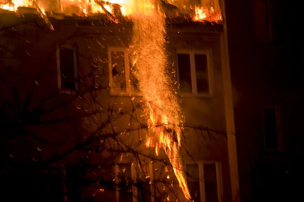 Casa en llamas — Foto de Stock