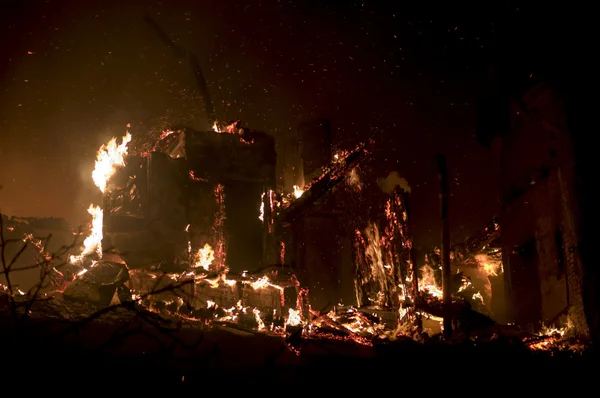 Haus in Flammen — Stockfoto