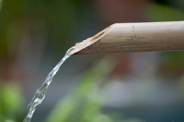 Water uit bamboe — Stockfoto