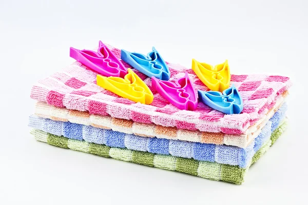 Čisté ručníky a clothespins — Stock fotografie