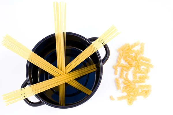Špagety v pánvi a makarony — Stock fotografie