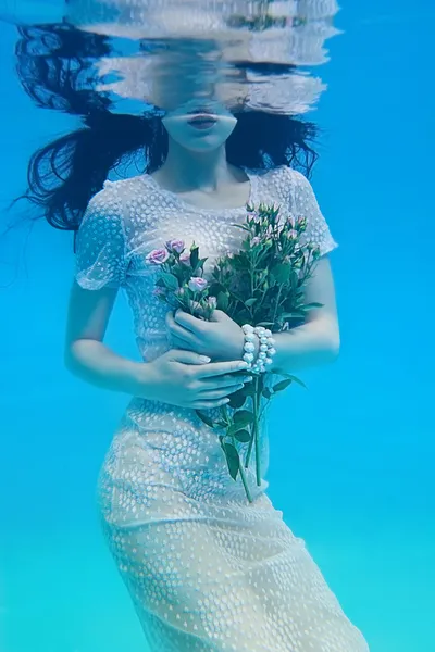 Mädchen unter Wasser — Stockfoto