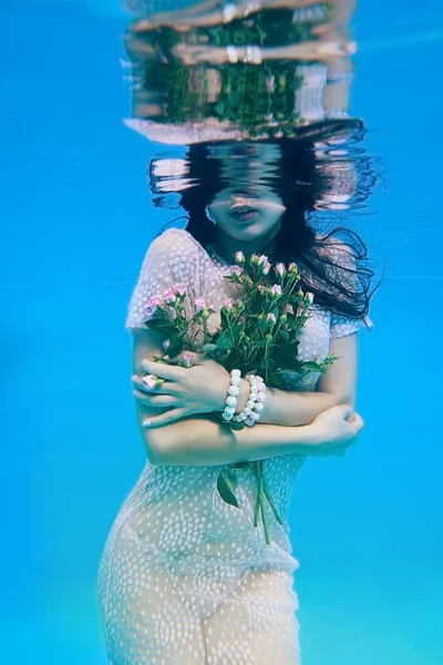 Mädchen im Wasser — Stockfoto