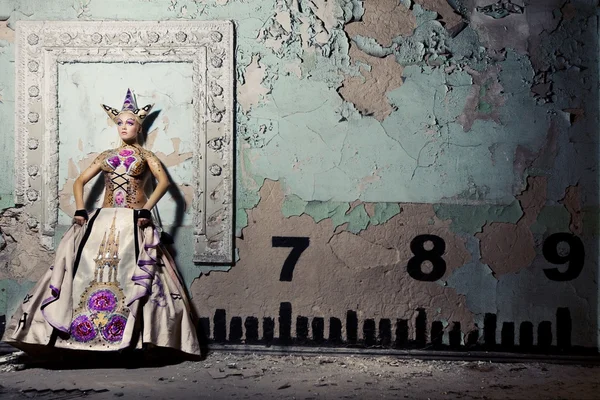 Drottningen nära vägg — Stockfoto
