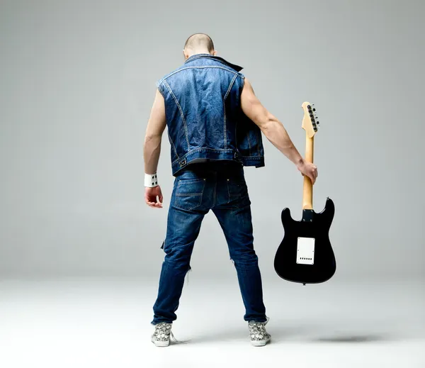 Kerl mit Gitarre — Stockfoto