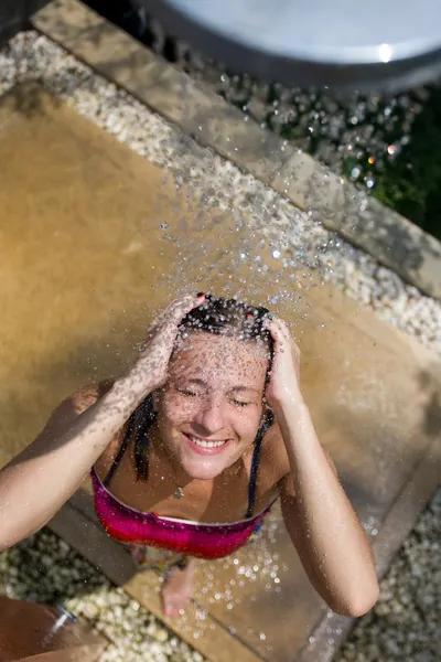 Flicka i utomhus dusch — Stockfoto