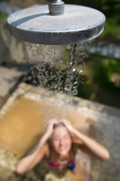 Flicka i utomhus dusch — Stockfoto