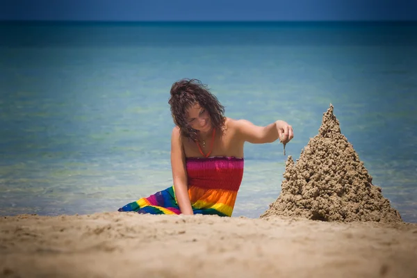 Žena, stavba z písku hrad — Stock fotografie