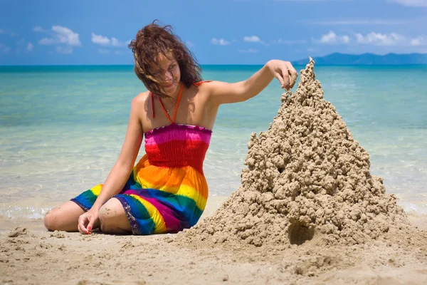 Μια γυναίκα κτίριο ένα χτίσμα στην άμμο — Φωτογραφία Αρχείου