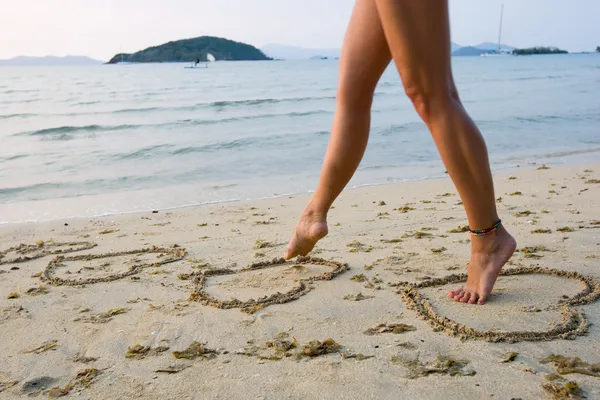 Zenske nohy na pláži — Stock fotografie