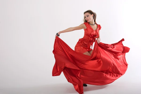 Танцующая сексуальная леди в красном — стоковое фото
