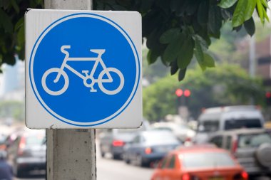 işaret gösteren bisiklet yolu
