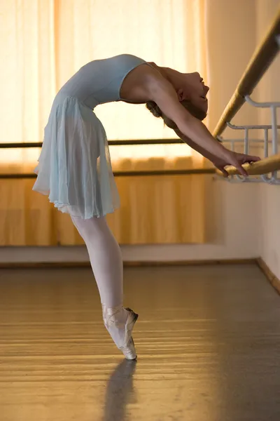 Ballerina i balett klass — Stockfoto