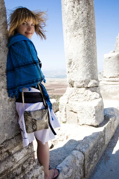 Девочка и старые руины — стоковое фото