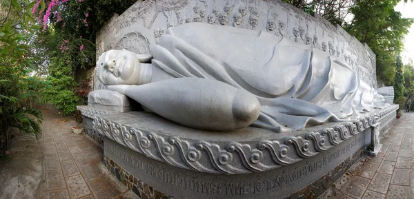 Enorme statua buddista — Foto Stock