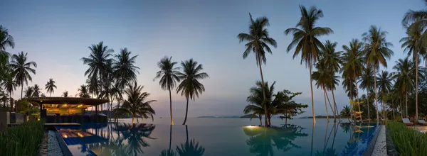 Solnedgång i thailand resort — Stockfoto