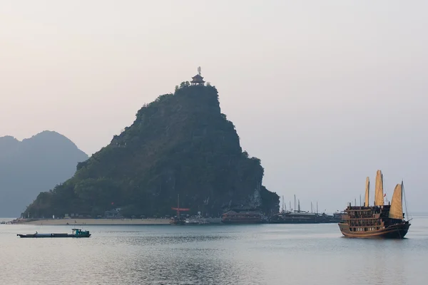 Лодка и острова в заливе Халонг, Северный Вьетнам — стоковое фото