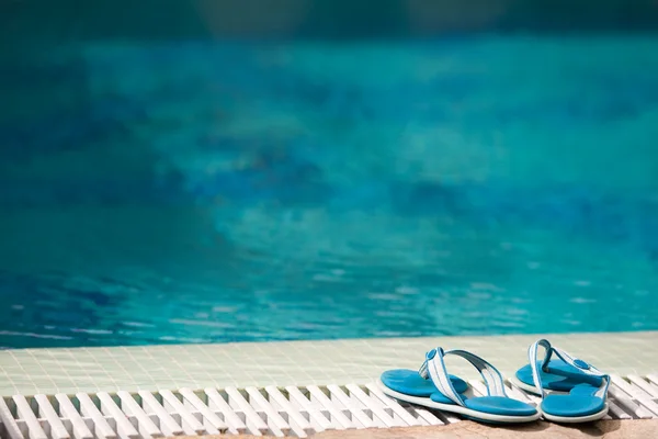 Slippers in de buurt van zwembad — Stockfoto