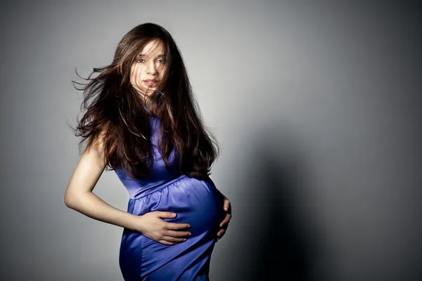 Femme enceinte dans une robe — Photo