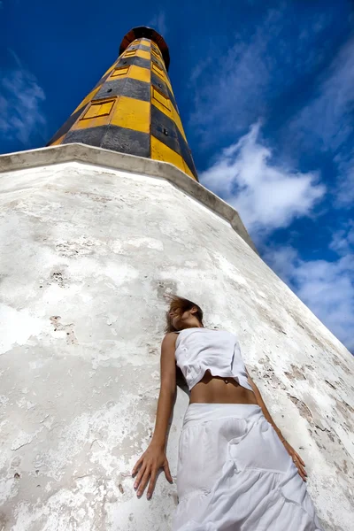 Ragazza vicino al faro — Foto Stock