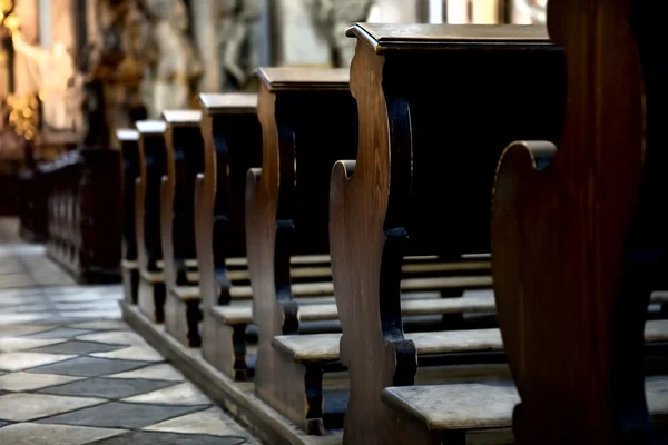 Скамейки в соборе — стоковое фото