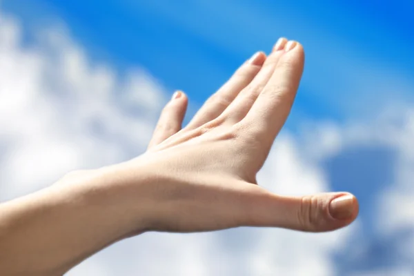 Ręka na tle nieba — Zdjęcie stockowe