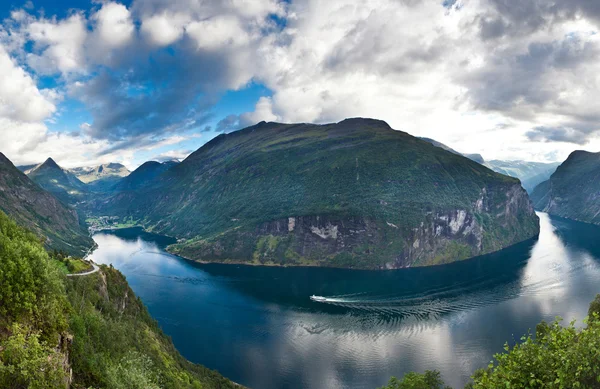 Hermoso fiordo noruego — Foto de Stock