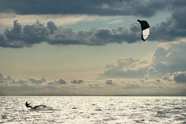 Kiter in zee — Stockfoto