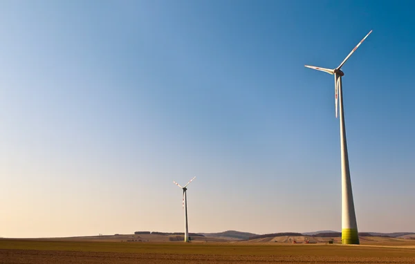 Windmolen in veld — Stockfoto