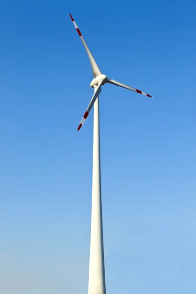 Větrný mlýn proti obloze — Stock fotografie