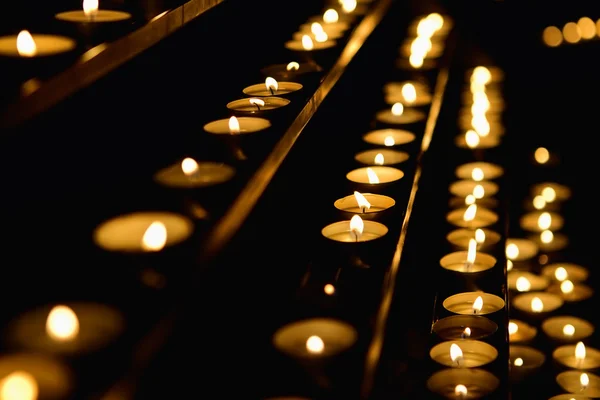 Свечи в соборе — стоковое фото