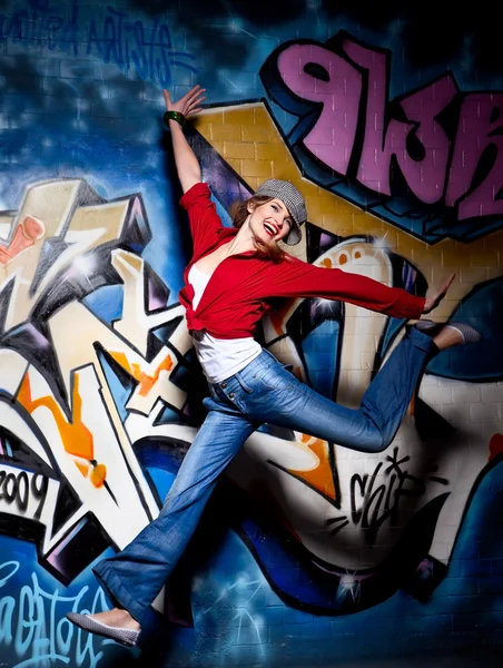 Meisje en graffiti — Stockfoto