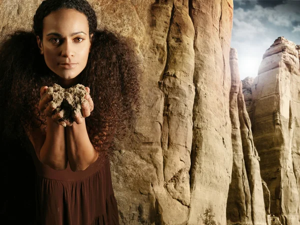 Toprağı tutan kadın — Stok fotoğraf