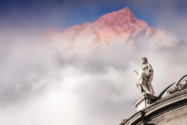 Staty i himlen — Stockfoto