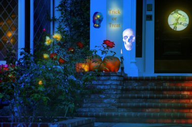 buitenkant van de nacht van halloween huis