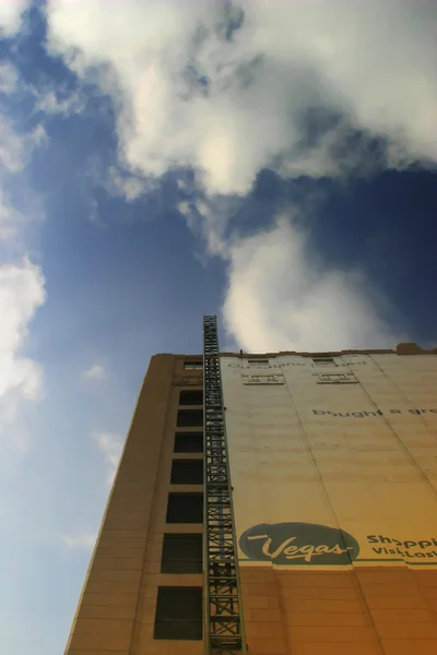 Zdjęcie brązowy budynek przeciw błękitne niebo — Zdjęcie stockowe