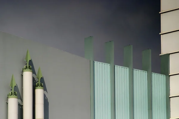 Foto de edificio moderno con cielo gris — Foto de Stock