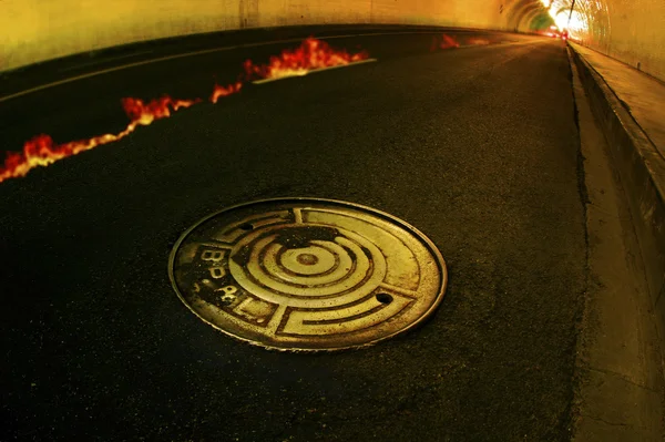Foto van concrete tunnel met vuur en mangat — Stockfoto