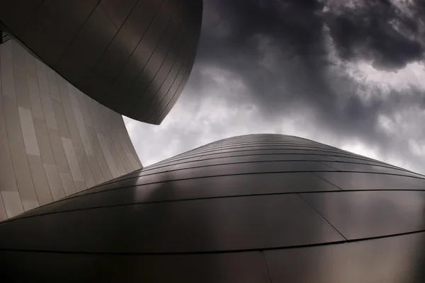 Bulutlu gökyüzü ile modern bina fotoğrafı — Stok fotoğraf