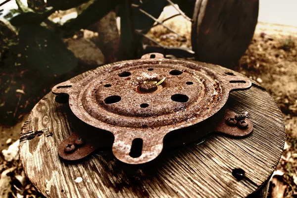 Фото деревянного колеса с ржавым металлом — стоковое фото