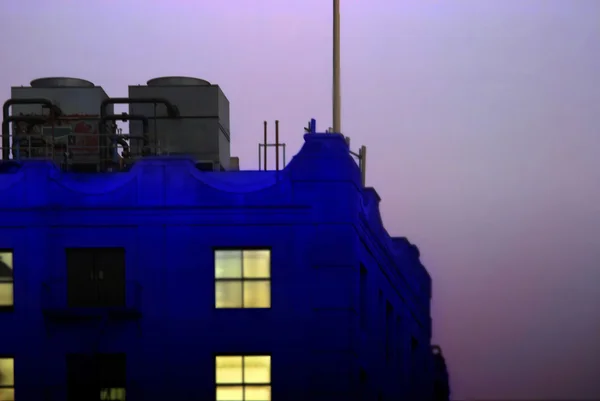 Foto do edifício azul no crepúsculo — Fotografia de Stock