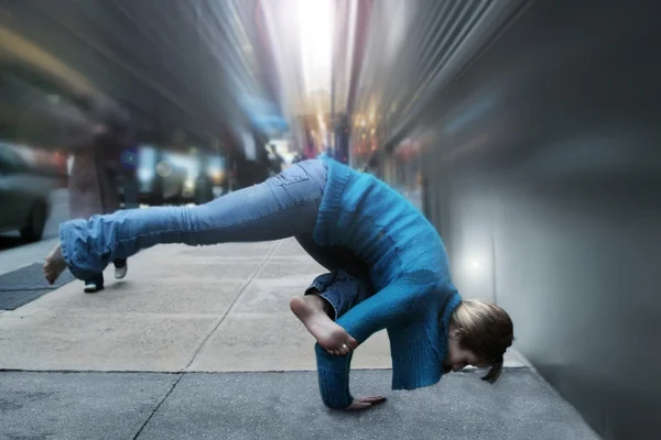 Donna che fa yoga — Foto Stock