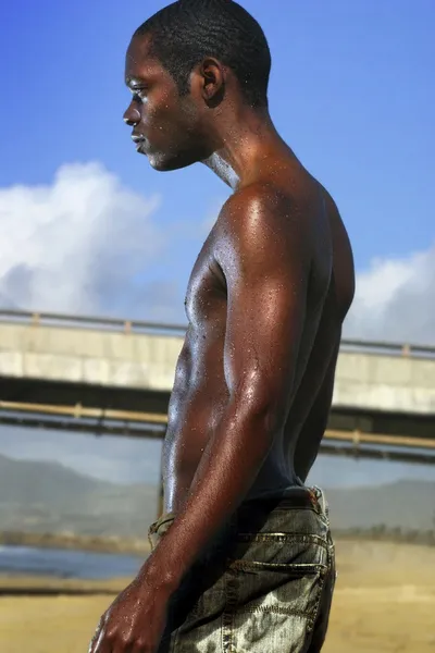 Профиль черного человека на пляже — стоковое фото