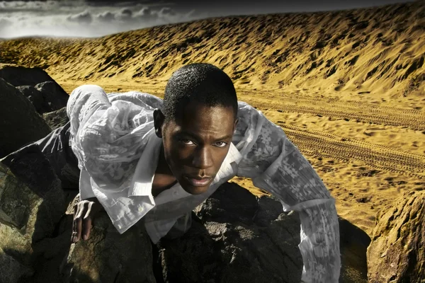 Młody człowiek na pustyni skał — Zdjęcie stockowe